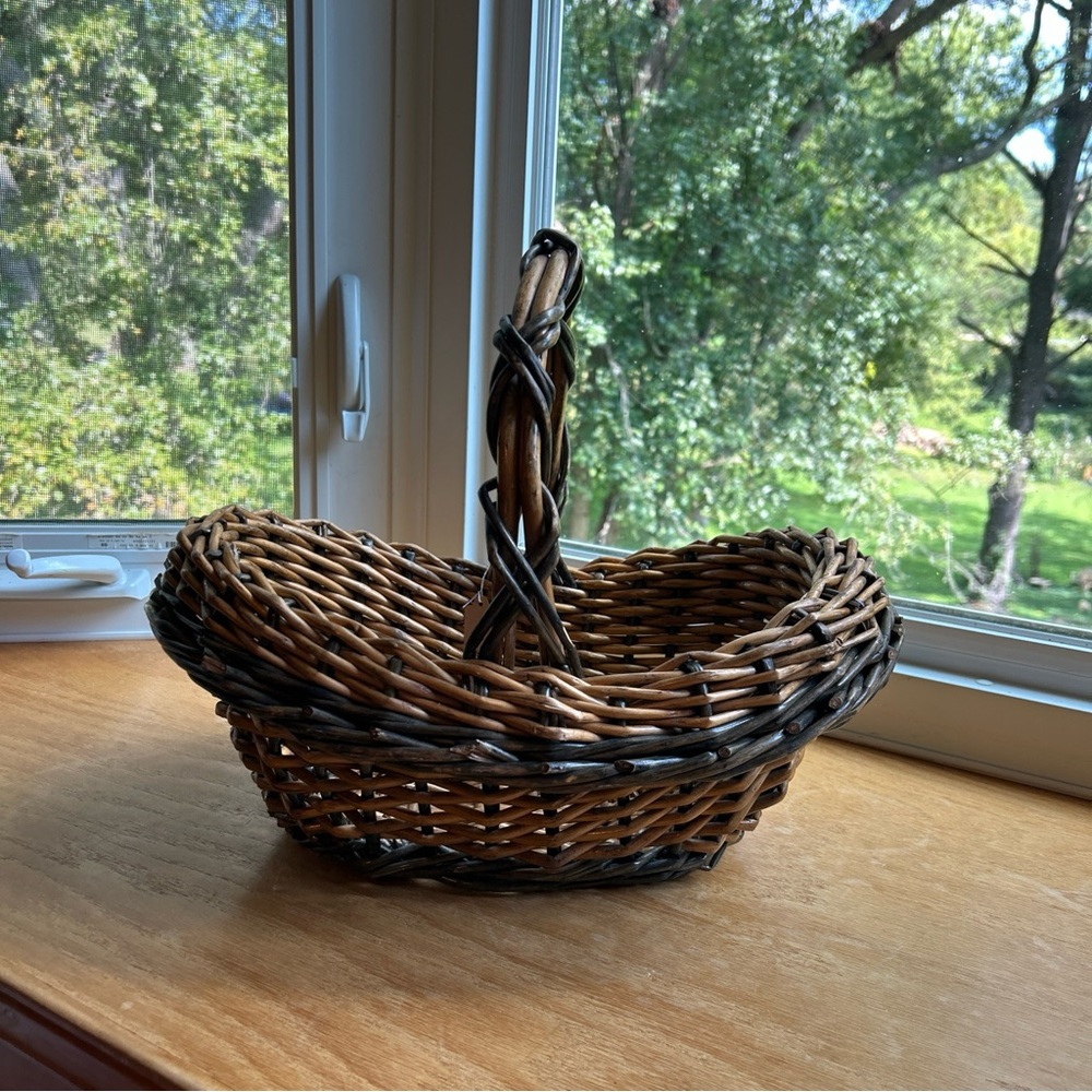 33. Vintage Two Tone Oval Gathering Basket Willow Wicker Bread Traditional